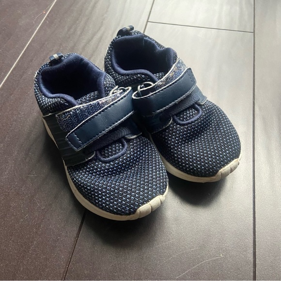 The Children’s Place navy blue strap uniform running sneakers size 7 toddler - Picture 2 of 7